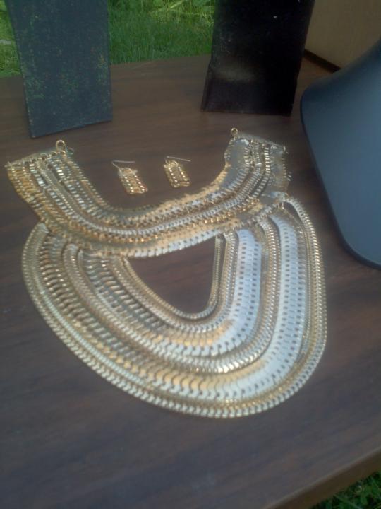 Queenly Collar
